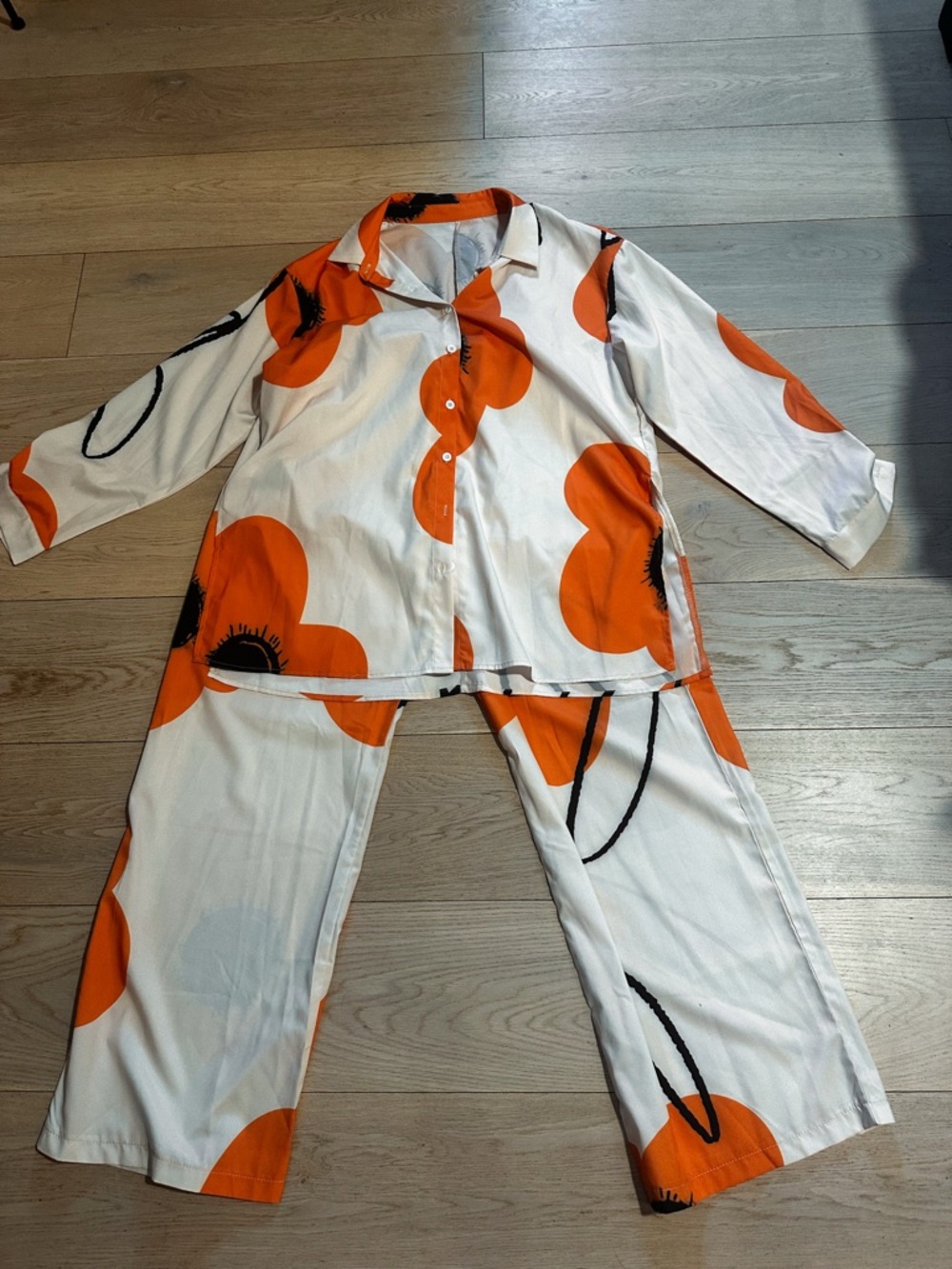 Woman’s floral set size Medium . Oversized top, wide leg , stretch waist.